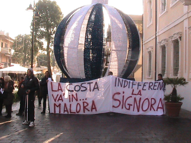 Uno degli striscioni critica direttamente la Montali