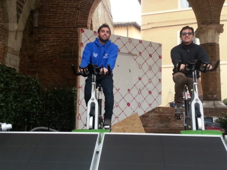 Le due cyclette che danno