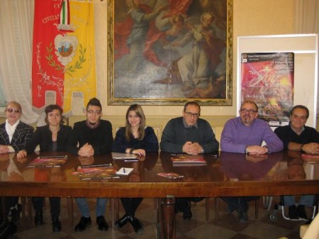 In foto da sinistra: Anna Maria Vecchiarelli (Lions), Chiara Giannoni (Made Again), Marco Martellini (Slot Machine), Eleonora Mari (Pink generation), il sindaco Tommaso Corvatta con Angelo Carassai e un rappresentante dell'Associazione Anthropos