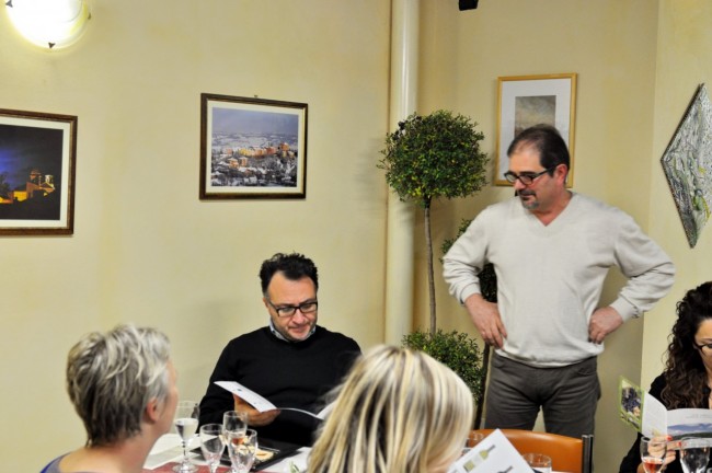 10-Alvaro-Saputi-illustra-i-suoi-vini-in-degustazione-durate-la-cena-650x432