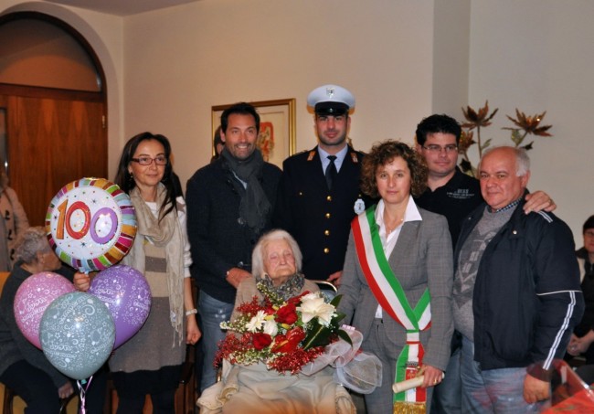 4-La signora Assunta con la nipote Gigliola e parte dell'amministrazione comunale