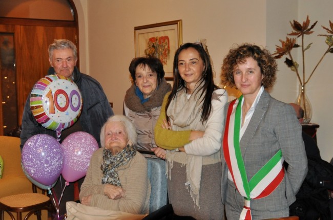 5- La signora Assunta con la famiglia e il sindaco Ornella Formica