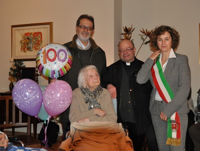 6-Assunta Sebastiani con il dott. Giacomelli Elio il parroco Tordini Eugenio e il sindaco Ornella Formica