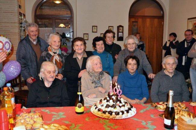 8-Assunta Sebastiani con i vicini