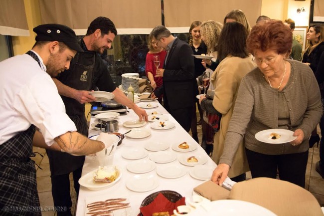Antipasto in piedi da Amaranto's, con Di Guglielmo e Sepe Schiavoni che impiattano davanti ai clienti