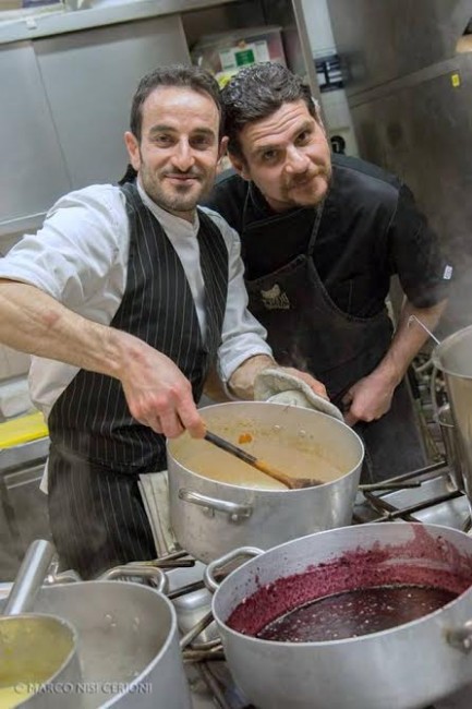 Antonio Di Guglielmo e Tiziano Sepe Schiavoni creano insieme il loro risotto speck, rana e mirtilli
