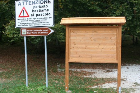 Una bacheca simile a quelle rubate