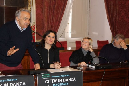 un momento della conferenza stampa di presentazione di Città in danza (da sinistra Tobia De Felice, Stefania Monteverde, Chiara Bisio e Alferio Canesin