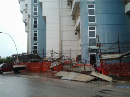L'impalcatura caduta a Civitanova