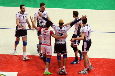 La formazione di Modena esulta nel match contro la Lube (foto Benfatto)