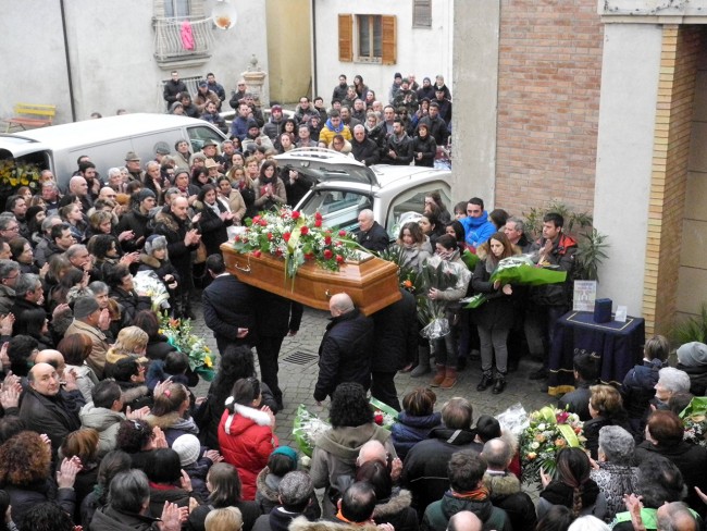 L'arrivo del feretro di Giampietro Annavini