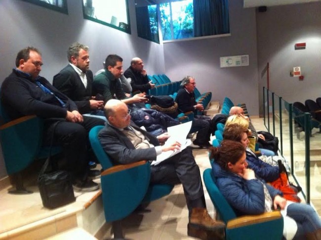 Gli operatori balneari di Porto Recanati assistono alla votazione in Consiglio Regionale