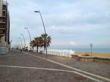 I-sacchi-di-sabbia-posizionati-dal-Comune-su-Lugomare-Lepanto.