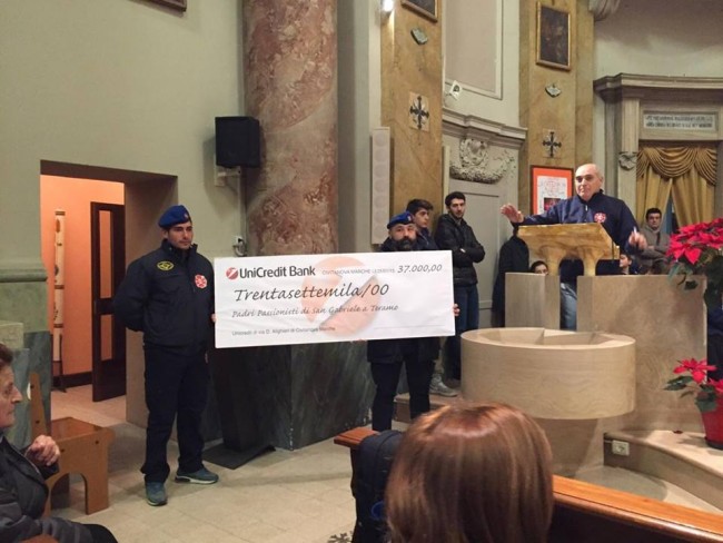 I volontari dello Svau con l'assegno