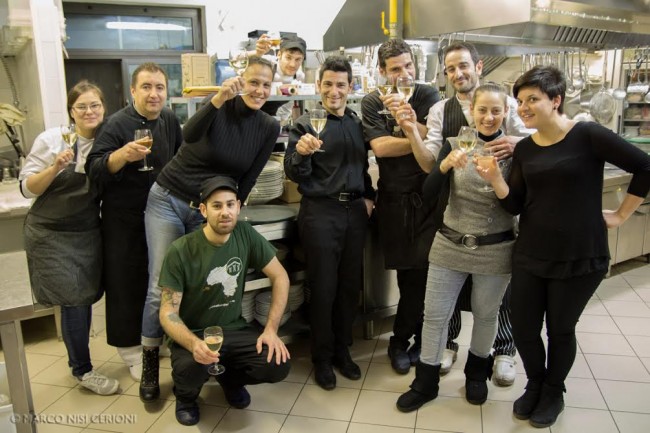 Il brindisi di Tiziano e Antonio con lo staff di Amaranto's e la titolare Mara Palanca, penultima a destra