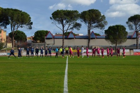 Le due squadre al centro del campo