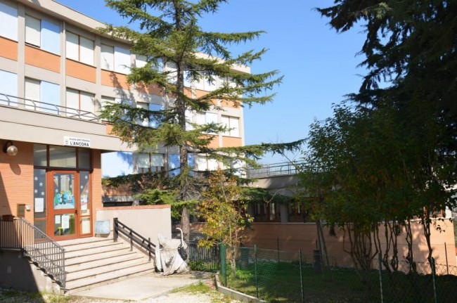 L'Ancora - l'entrata della scuola e il giardino (2)