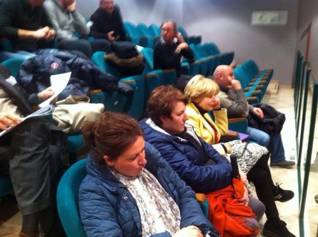 L'ex sindaco Rosalba Ubaldi assiste al Consiglio Regionale seduta tra gli operatori di Porto Recanati