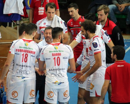 I giocatori della Lube durante il match con Latina