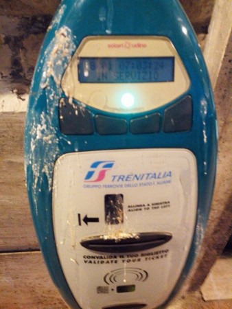 Macchinetta timbra biglietti stazione