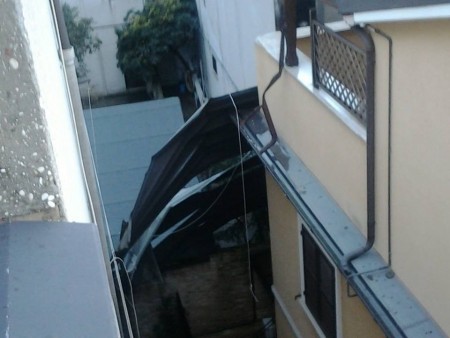 La tettoia alzata dal vento