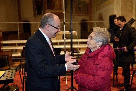 Il M° Gian Luca Paolucci ringrazia Helga Feldner (Foto di Carlo Torresi)