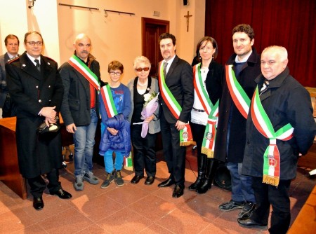 Helga Feldner con i rappresentanti dei comuni e il capitano Cosimo La Musta