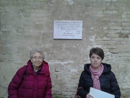 Helga Feldner e sua nipote Laura vicino alla lapide che ricorda Paul Pollak