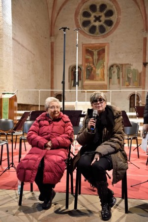 Helga Feldner all'Abbadia di Fiastra prima dell'esecuzione del Requiem, insieme all'interprete Isabella Ferrini (Foto di Carlo Torresi)