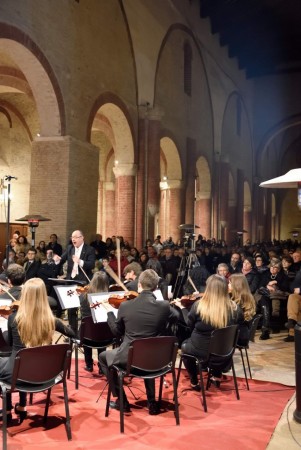 Il M° Gian Luca Paolucci dirige il Requiem di Mozart all'Abbadia di Fiastra (Foto Carlo Torresi)