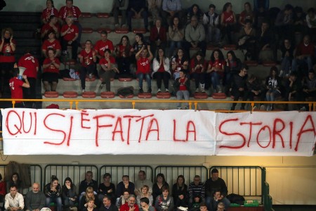Uno striscione della tifoseria della Lube durante l'ultimo match giocato al Fontescodella