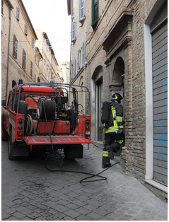 I vigili del fuoco in azione a Recanati