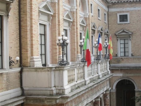 La bandiera francese sventola dal Palazzo comunale