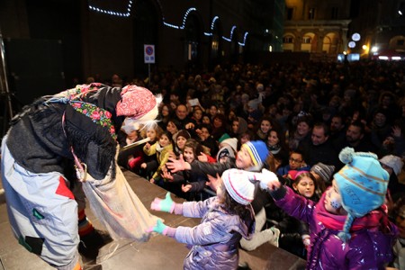 La Befana lancia caramelle e dolcetti al pubblico