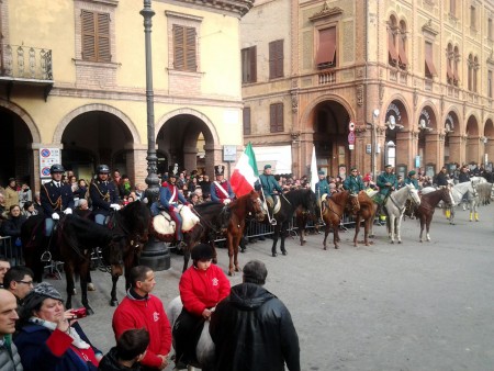 Lo scorcio di piazza della Libertà questa mattina con lo schieramento di fantini e amazzoni