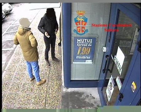 Droga: un pusher spaccia droga davanti a un bancomat