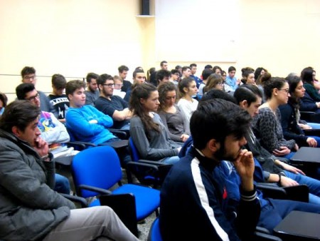 La platea di studenti presenti all'incontro
