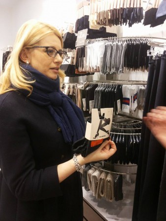 La deputata del Pd Irene Manzi fa acquisti a Macerata prima di riprendere i lavori in Parlamento