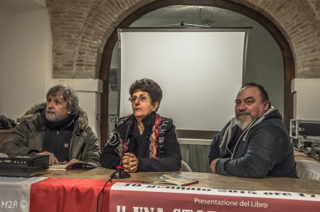 Il curatore del libro, Gino Marchitelli, Claudia Pinelli e il rappresentante dell'Anpi Caldarola, Giorgio Roselli