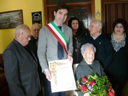 Il sindaco Francesco Acquaroli consegna l'attestato a Maria Marinacci