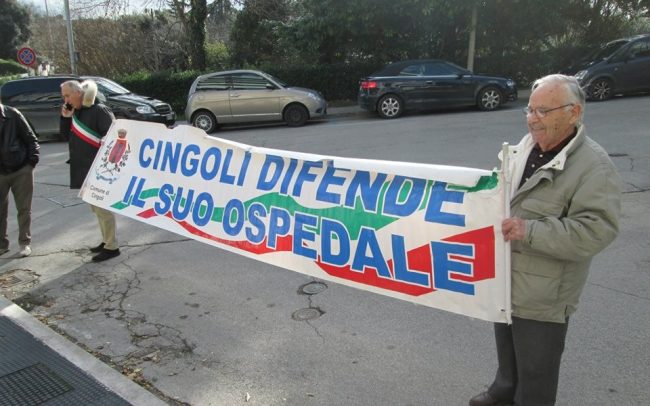 La protesta per l'ospedale di Cingoli sotto la Regione