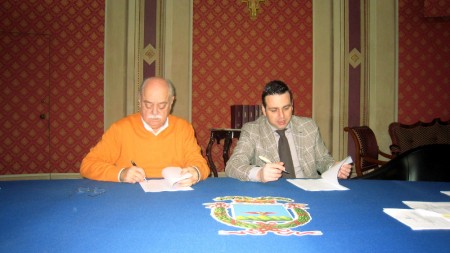 Il sindaco di Belforte Roberto Paoloni firma la convenzione S.U.A.