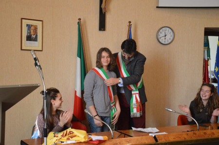 Il sindaco di Sarnano, Franco Ceregioli, consegna la fascia tricolore al sindaco dei ragazzi, Gabriele Pisu