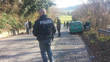 L'intervento della polizia dopo la rapina al benzinaio