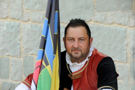 Renato Brancadori con la divisa da sbandieratore del Comune di San Ginesio