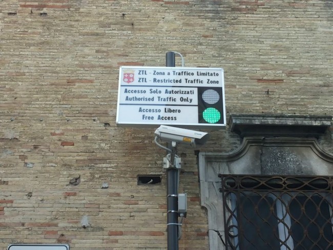 Il semaforo all'ingresso di via Don Minzoni è scomparso da ieri