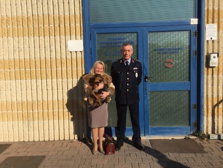 L'assessore Cristiana Cecchetti tiene in braccio il cagnolino a fianco del capitano dei vigili urbani Eugenio Autiero