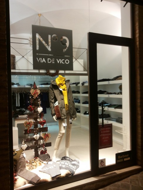 Via de Vico,buoni i saldi anche per le boutique a Maerata
