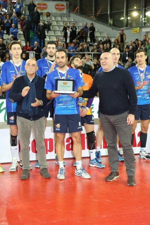 Capitano Miscio ritira premio squadra