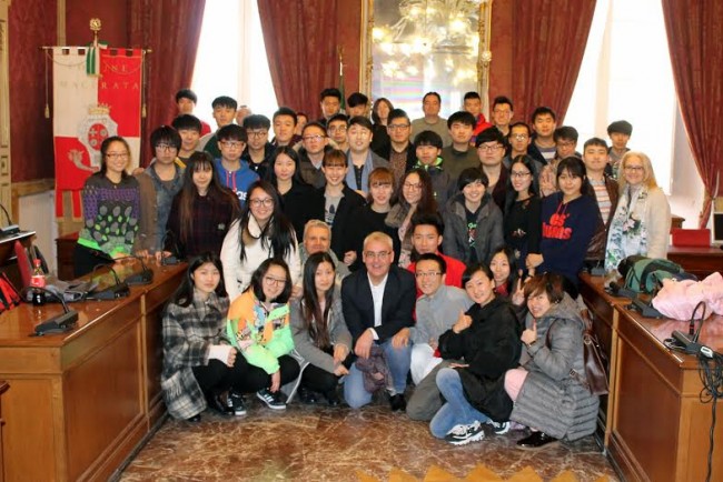 Il sindaco Carancini con gli studenti cinesi nella sala consiliare del Comune